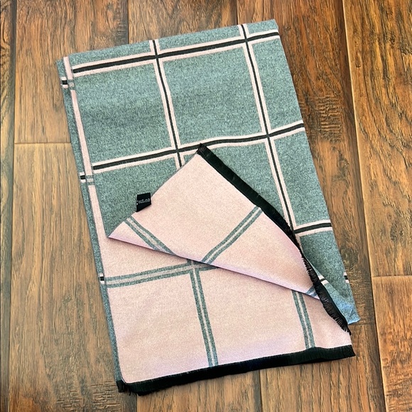 This is free gift with any The North Face purchase)Gray and Pink Checkered Scarf - Picture 1 of 4
